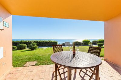 terrasse avec vue sur un grand jardin