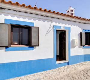 façade blanche et bleu de la maison