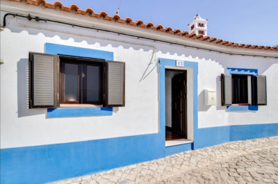 façade blanche et bleu de la maison
