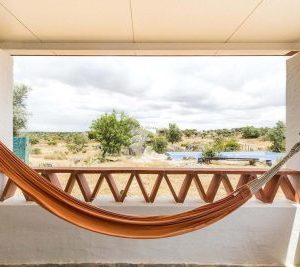 terrasse de la maison avec vue sur le jardin