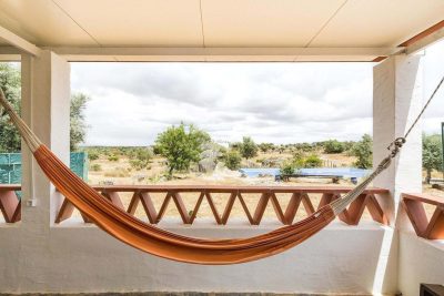 terrasse de la maison avec vue sur le jardin