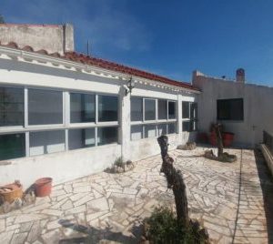 terrasse de la maison en pierre blanche