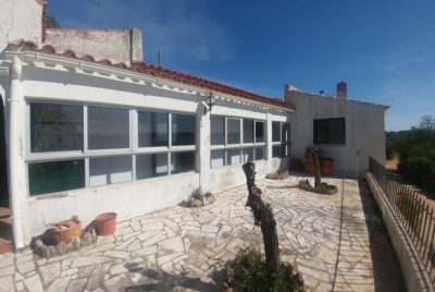terrasse de la maison en pierre blanche