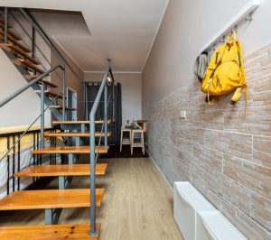 entrée de la maison avec grand escalier en bois
