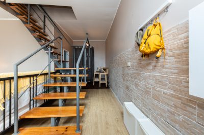 entrée de la maison avec grand escalier en bois