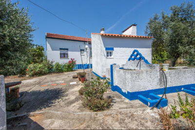jardin d'une petite maison blanche et bleu