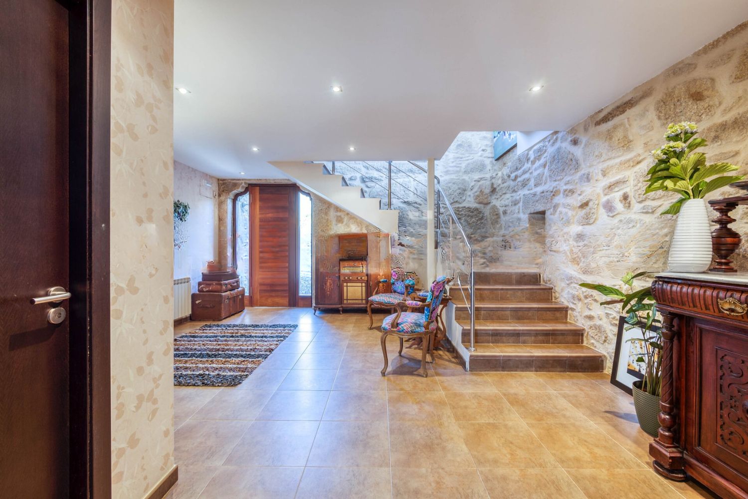 entrée de le villa avec escalier