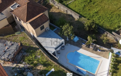 Une maison rénovée avec piscine chauffée